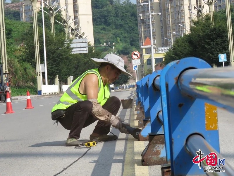 AG真人网址 AG真人前锋区综合行政执法局：开展城市市容市貌集中整治行动(图2)