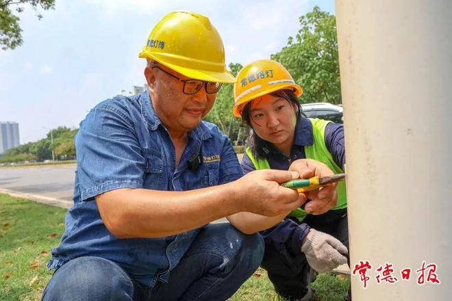 AG真人网址 AG真人【记者走基层】今天我是路灯维护工(图2)