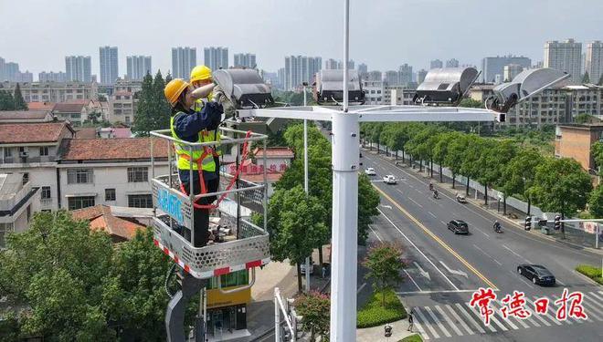 AG真人网址 AG真人【记者走基层】今天我是路灯维护工(图5)