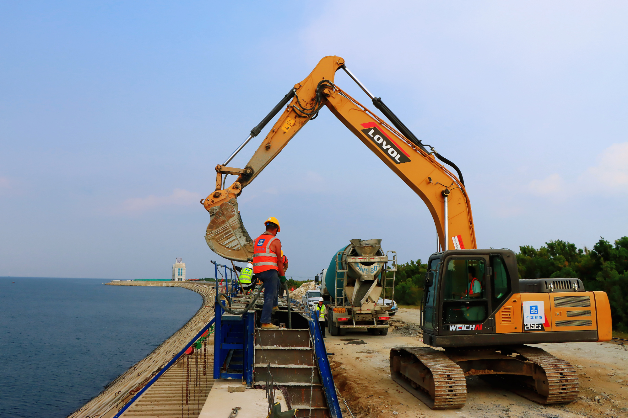 筑牢沿海生态安全屏障——中建筑港潍坊海AG真人 AG港产业园项目加快建设侧记(图1)