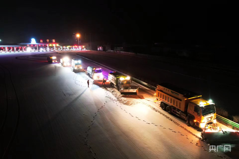 青海：暴雪寒潮冰冻预警齐发 多部门全力守护高速畅通(图2)