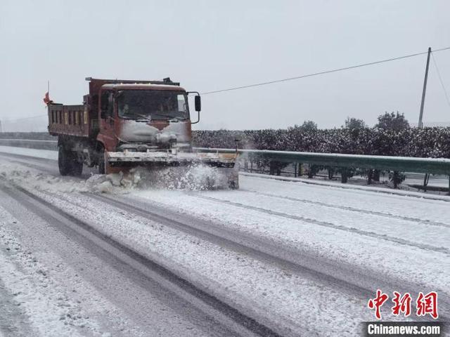 湖北大部分高速公路路段已恢复通行 为铲冰除雪的机械设备上路作业提供便利(图2)