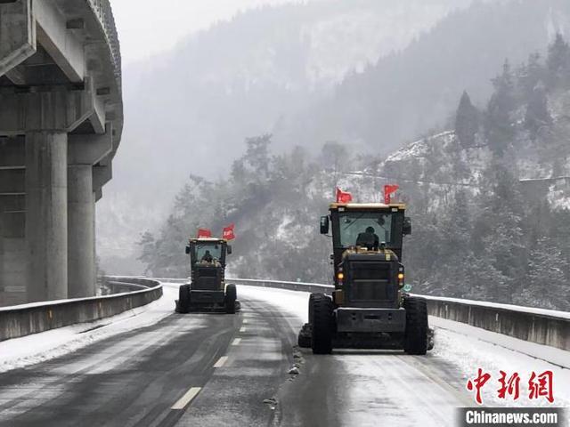 湖北大部分高速公路路段已恢复通行 为铲冰除雪的机械设备上路作业提供便利(图1)